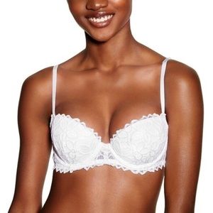 Beautiful white-lace bra! Pic is not true to size.